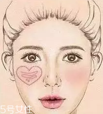 腮紅怎么涂才能避免成為福娃？這些方法要記牢