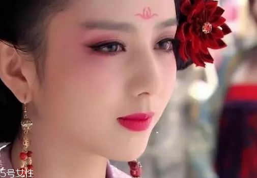 兔子腮紅怎么畫(huà)才可愛(ài)？中年少女必備腮紅畫(huà)技