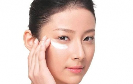 香奈兒山茶花眼霜好用嗎？香奈兒眼霜使用方法