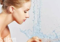 洗臉有白皮怎么回事？洗面奶太強(qiáng)勁