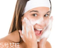 洗臉有白皮怎么回事？洗面奶太強(qiáng)勁