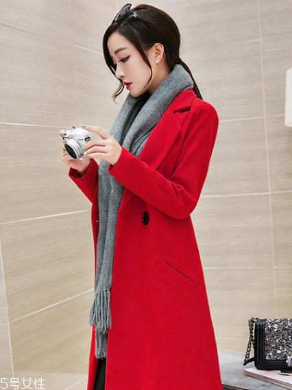 大紅色大衣配什么顏色圍巾好看？六種搭配溫暖冬季