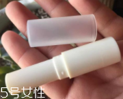 潤唇膏要怎么清潔？用前刮掉一層