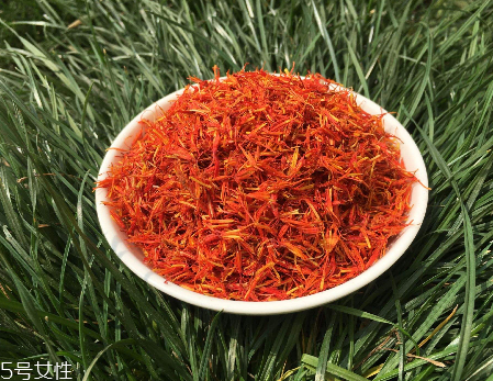 紅花泡腳一次放多少？從小劑量開(kāi)始