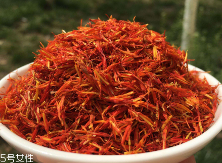 紅花泡腳一次放多少？從小劑量開(kāi)始