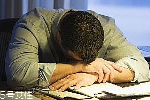 熬夜有哪些風險？小心造成慢性自殺