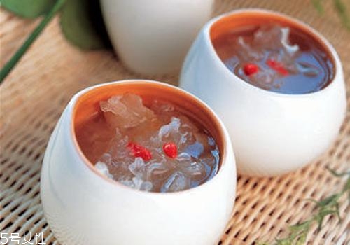銀耳蓮子湯什么時候喝最好？時間上有講究