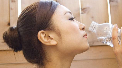 哪些病癥不能多喝熱水？這三類人絕對(duì)不能喝熱水
