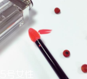 涂唇釉為什么不能抿嘴？沒干之前抿嘴會殘妝