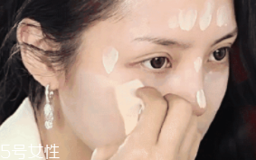 妝前乳主要成分是什么？是硅靈讓臉滑滑的