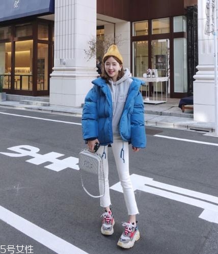 藍(lán)色羽絨服怎么搭配？打破冬日的沉悶感