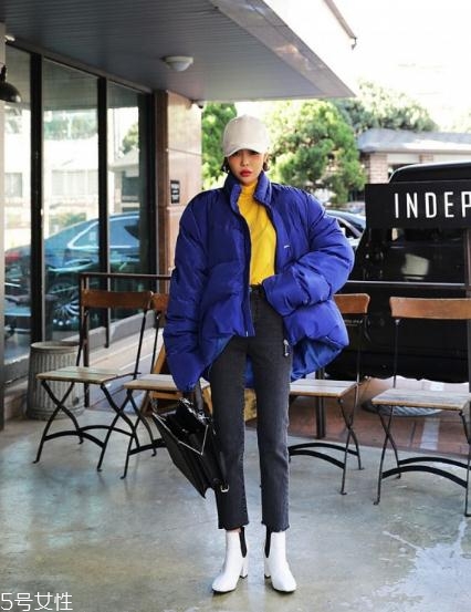 藍(lán)色羽絨服怎么搭配？打破冬日的沉悶感