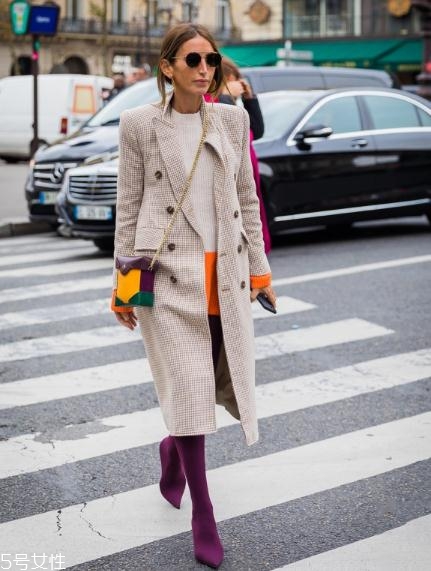 襪子靴配什么衣服好看？承包你一整年的時(shí)髦