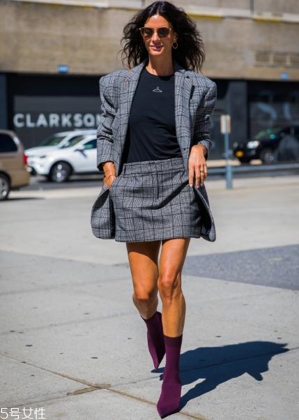 襪子靴配什么衣服好看？承包你一整年的時(shí)髦