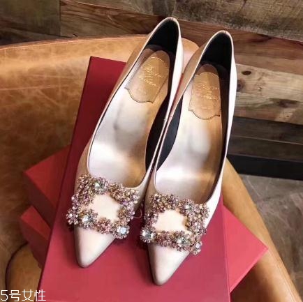 roger vivier鞋子磨腳嗎？時尚界人手一雙的方扣鞋