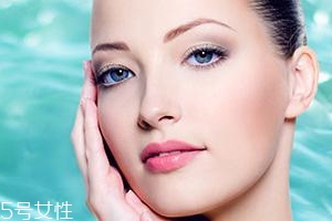 美白精華只能晚上用嗎？白天要做好防曬