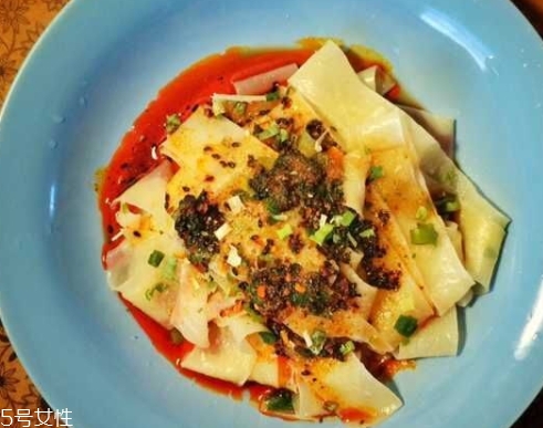 阿寬紅油面皮泡不爛 里面含有膠？