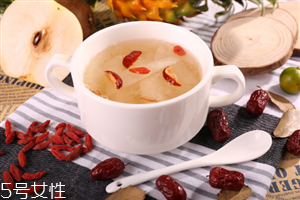冰糖雪梨梨子能吃嗎？梨和什么一起煮著吃最好？