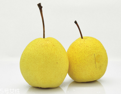 煮梨水要去皮嗎？喝梨水的好處