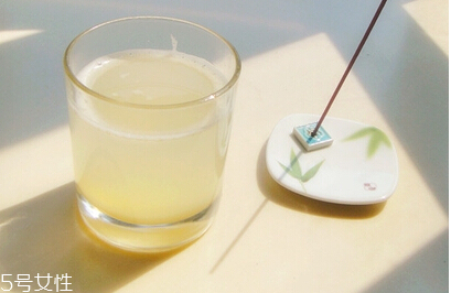 煮梨水要去皮嗎？喝梨水的好處