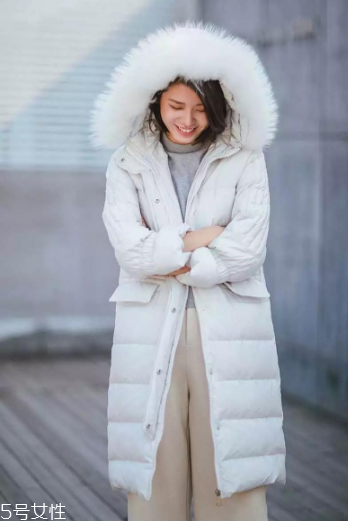 羽絨服怎么穿顯高？這個(gè)冬天溫暖不減造型