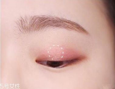 適合畫桃花妝的眼影有哪些？單眼皮桃花妝畫法步驟