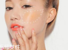 腮紅先還是散粉先？粉狀腮紅用在散粉之后