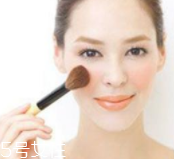 腮紅先還是散粉先？粉狀腮紅用在散粉之后