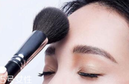 蜜粉可以用在唇部嗎？蜜粉可打造霧面雙唇