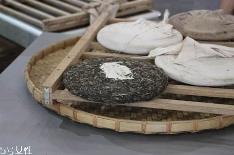 茶餅怎么弄碎圖解 兩招解決 茶餅怎么弄碎圖解 兩招解決