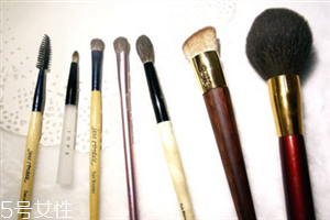 如何清洗化妝刷？眼影刷的選擇與使用方法