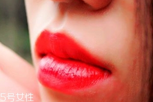 唇膏怎么涂出豐唇？唇中點(diǎn)珠光