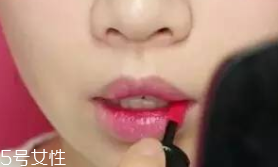 唇膏怎么涂出豐唇？唇中點(diǎn)珠光