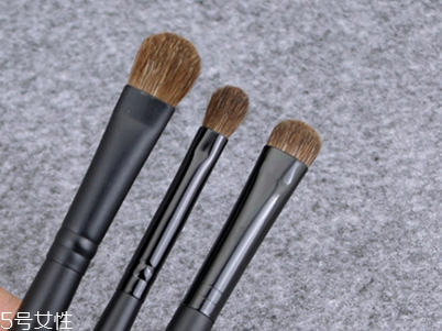 如何清洗化妝刷？眼影刷的選擇與使用方法