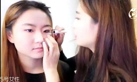 內(nèi)雙怎么畫(huà)眼線？?jī)?nèi)雙眼皮畫(huà)眼妝技巧