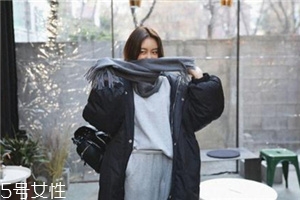 灰色圍巾配什么顏色的衣服好看？來(lái)跟著街拍達(dá)人學(xué)學(xué)