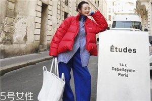 紅色羽絨服搭配什么鞋子？鞋子搭配也是關(guān)鍵