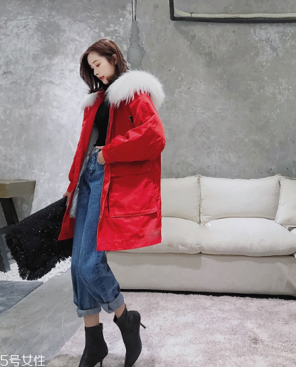 紅色羽絨服搭配什么鞋子？鞋子搭配也是關(guān)鍵