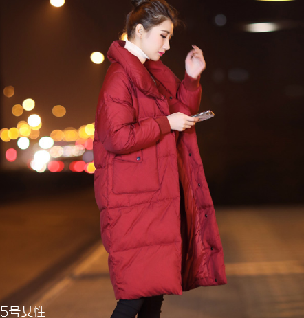 紅色羽絨服里面穿什么？保暖時尚兩不誤