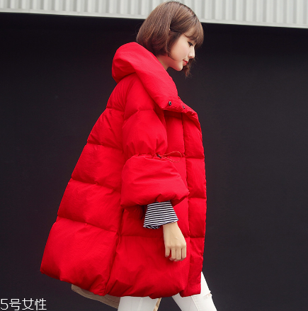 紅色羽絨服里面穿什么？保暖時尚兩不誤