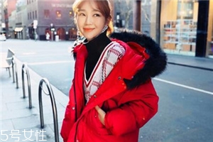 紅色羽絨服里面穿什么？保暖時尚兩不誤