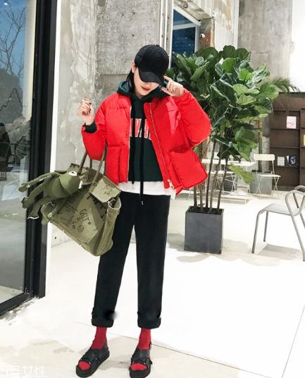 紅色羽絨服里面穿什么？保暖時尚兩不誤