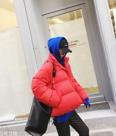 紅色羽絨服里面穿什么？保暖時尚兩不誤