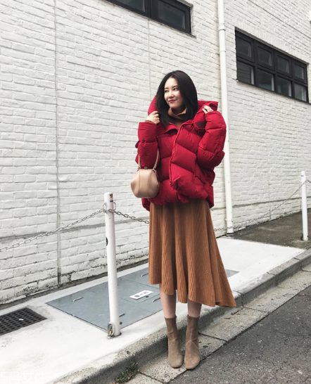 紅色羽絨服里面穿什么？保暖時尚兩不誤