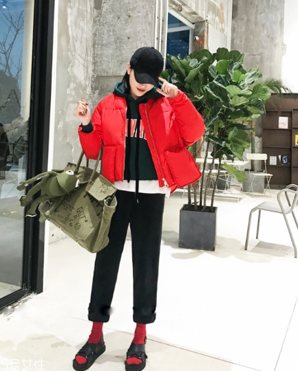 紅色羽絨服搭配什么褲子？四種混搭讓你潮范兒十足