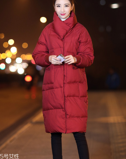 紅色羽絨服搭配什么褲子？四種混搭讓你潮范兒十足