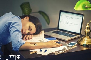 熬夜后吐血是怎么回事？疾病是主因