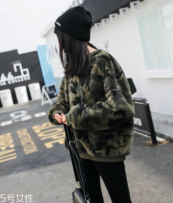 冬天衛(wèi)衣怎么穿更時(shí)髦？小心機(jī)教你把衛(wèi)衣穿出時(shí)尚感