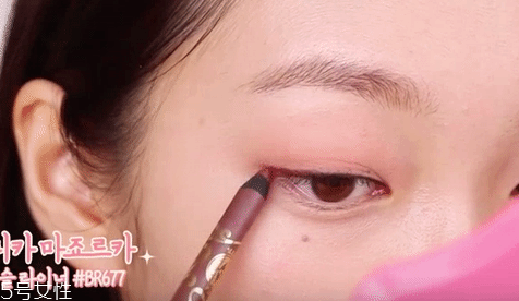 眼影需要卸妝嗎？閃亮海灘眼妝教程