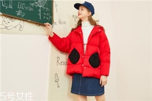 紅色羽絨服搭配什么顏色毛衣？色彩搭配不止黑白灰